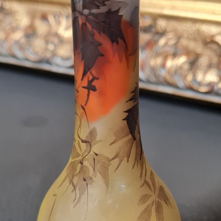 Petit vase bouteille en verre soufflé, teinté signé Peynaud