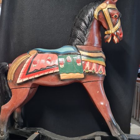 Cheval à bascule en bois sculpté