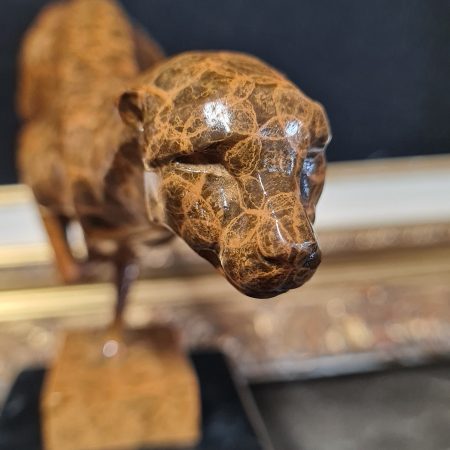 Bronze à patine tigrée figurant un léopard en pleine cours